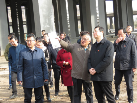 省委常委、西寧市委書(shū)記王曉在青海省物產(chǎn)集團(tuán)總公司黨委書(shū)記、總經(jīng)理王玉輝陪同下，深入青海物產(chǎn)朝陽(yáng)物流園區(qū)。